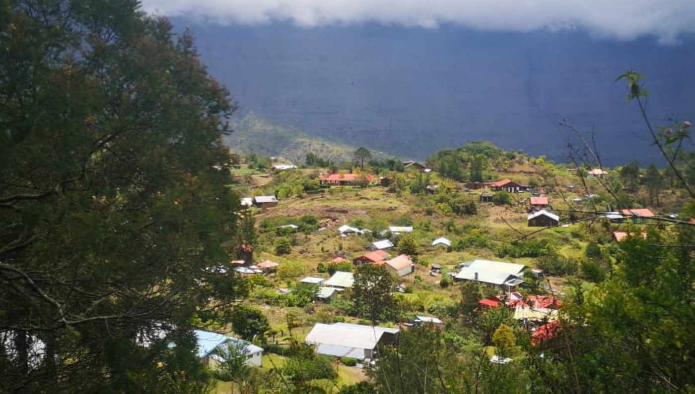 Randonneur face au cirque de Mafate, La Réunion