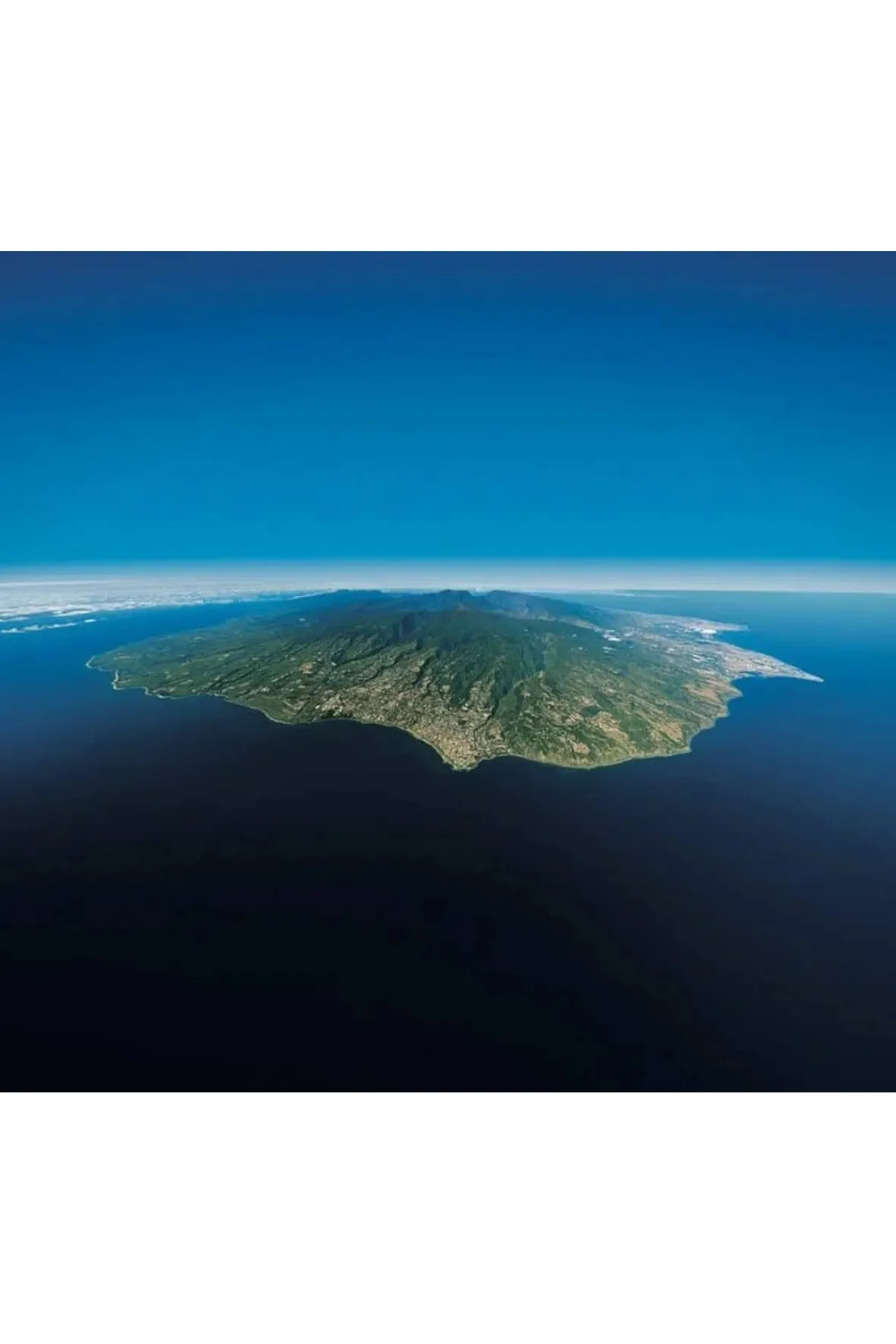 Vue aérienne de l'île de La Réunion au milieu de l'océan Indien